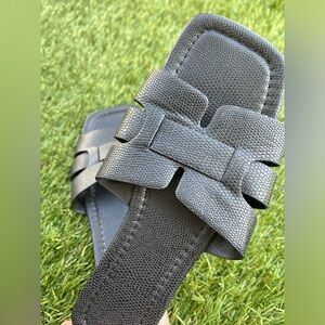 Size 8 super cute, cut out black sandals. Just a little too big for me!:(